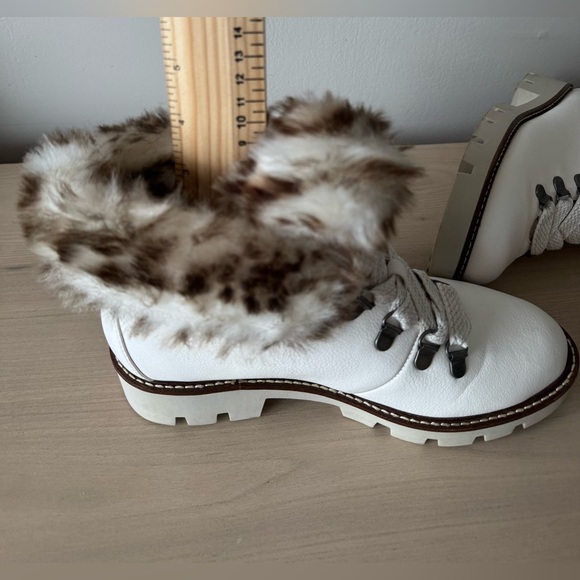 White Mountain Glamorous White Fur-Lined Ankle Boots. / Size 9 - Picture 13 of 13